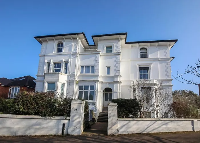 Riverside 2 Bedroom Central Kingston Flat