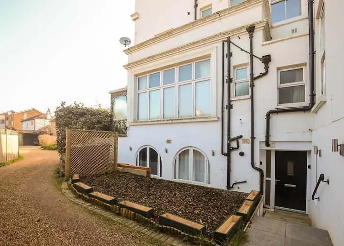 Riverside 2 Bedroom Central Kingston Flat